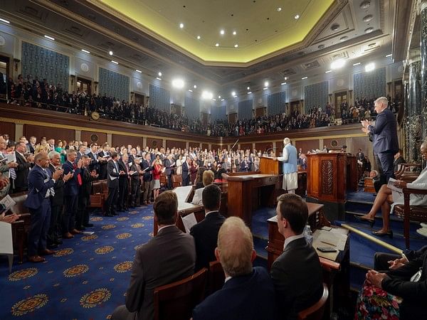 Standing Ovations Applauses During Pm Modi S Address To The