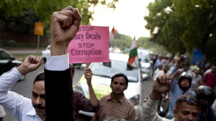 Supporters of Anna Hazare shout slogans against corruption in New Delhi on 7 April 2011 | Photo: Prashanth Vishwanathan | Bloomberg