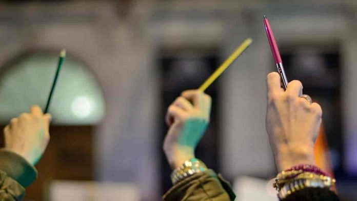 Protesters hold up pens to express solidarity with Charlie Hebdo in Madrid | Adolfo Lujan/Diso Press.