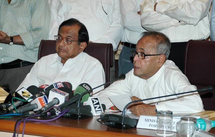 Pranab Mukherjee interacting with the media while P. Chidambaram sits beside him in 2009
