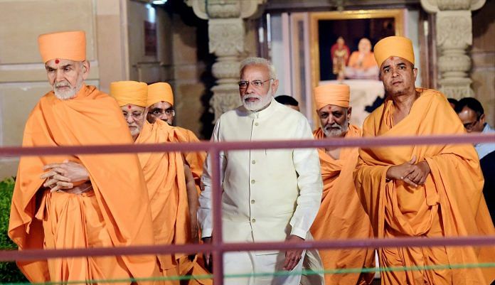 Modi with priests at Akshardham Temple, Gujarat
