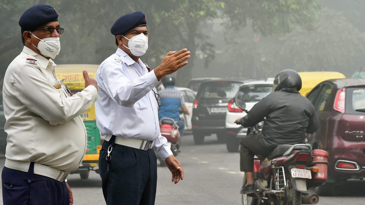 Trafic police wearing masks in Delhi smog
