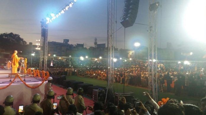 Yogi addressing crowd