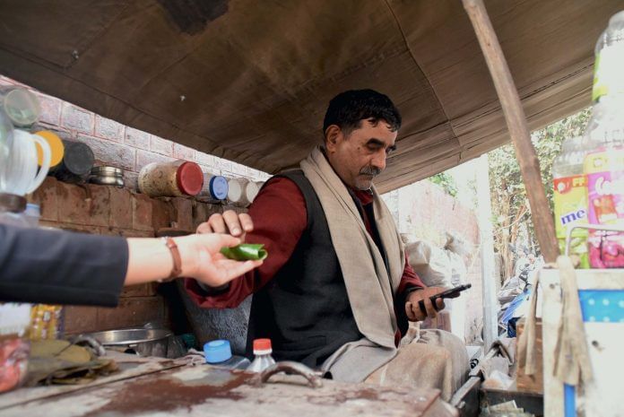 इंग्लिश-विंग्लिश अब दिक्कत नहीं- स्मार्टफोन व गूगल बदल रहे आम भारतियों की दुनिया