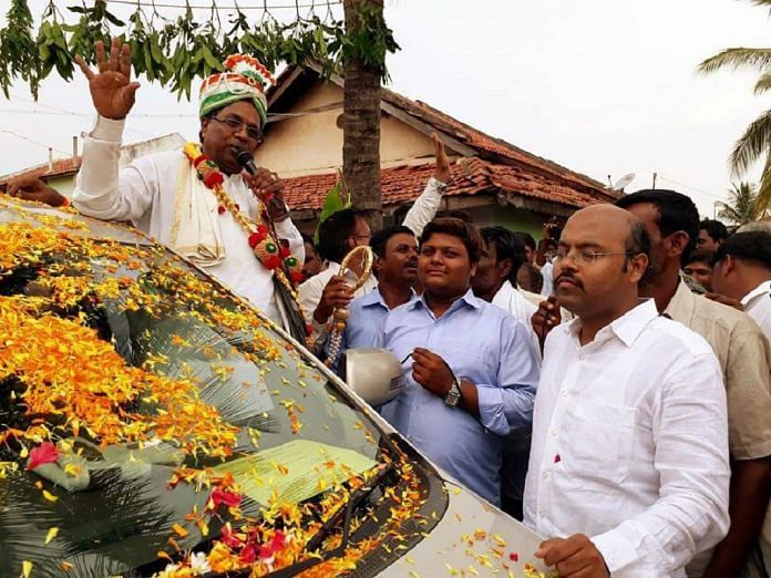 Karnataka CM Siddaramaiah with his Yathindra| during a roadshow