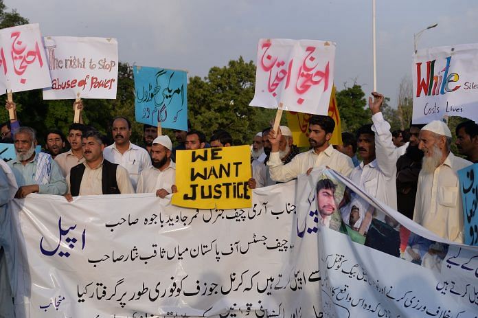 Pakistani protesters demonstrating against the killing of a local resident in a car accident involving a US diplomat in Islamabad on 25 April 2018