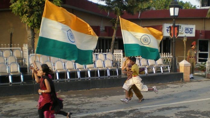 children running with India's flags