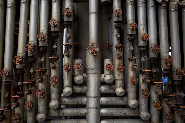 High oil prices and a weak rupee indicate that the RBI may change interest rates soon