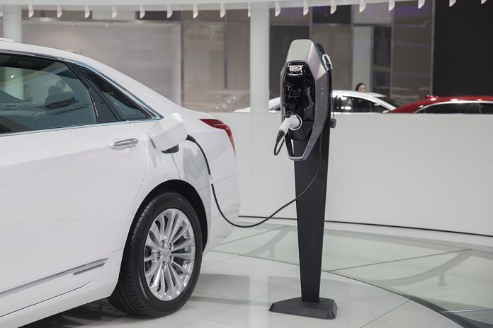 A General Motors Co. Cadillac CT6 plug-in hybrid sedan connected to a charging station | Photographer: Qilai Shen/Bloomberg