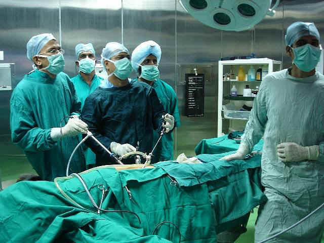 How led the team carried out India's first hand transplant