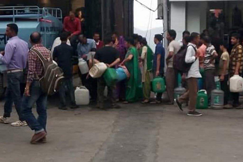 People filling their buckets at Mall Road in Shimla | @NaughtyKiu/ Twitter