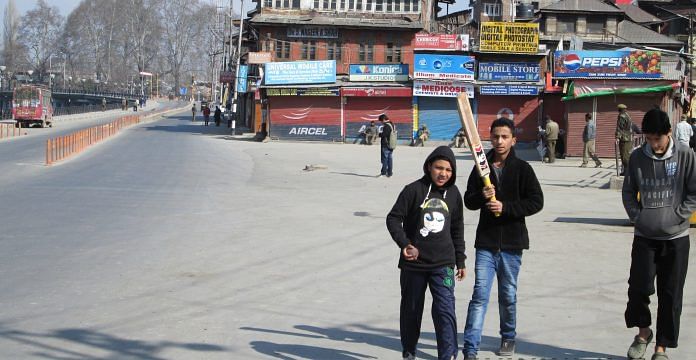 Young boys playing cricket on the streets of Srinagar | Commons