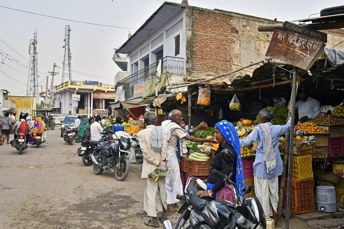 Customers shop at a roadside market in Alwar, Rajasthan | Anindito Mukherjee/Bloomberg