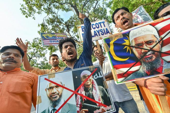 People protest against Malaysian Prime Minister Mahathir Mohamad who ruled out the deportation of the controversial Islamic preacher Zakir Naik to India in New Delhi | Arun Sharma/PTI