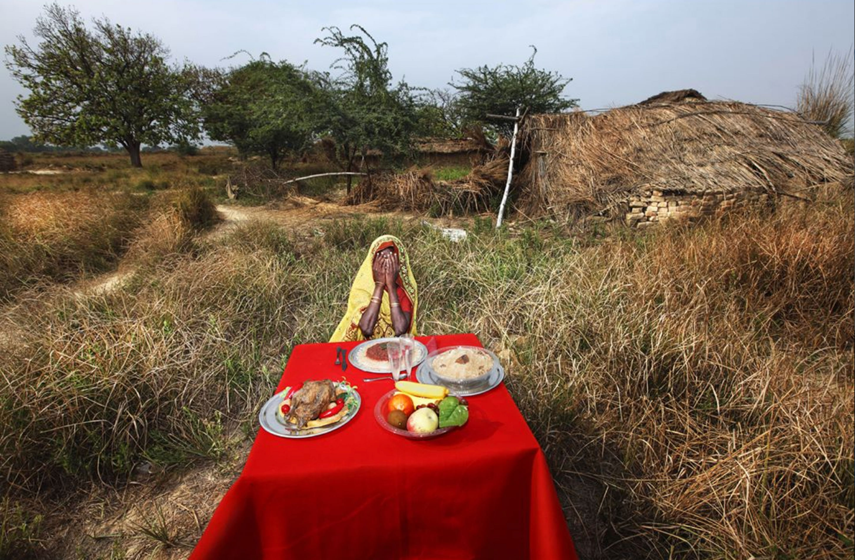 The photographer Alessio Mamo brought with him a table and some fake food. | worldpressphoto/ Instagram