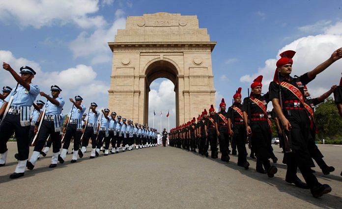 Defence personnel pay tribute to Kargil martyrs at India Gate, New Delhi | Arvind Yadav/Hindustan Times via Getty Images