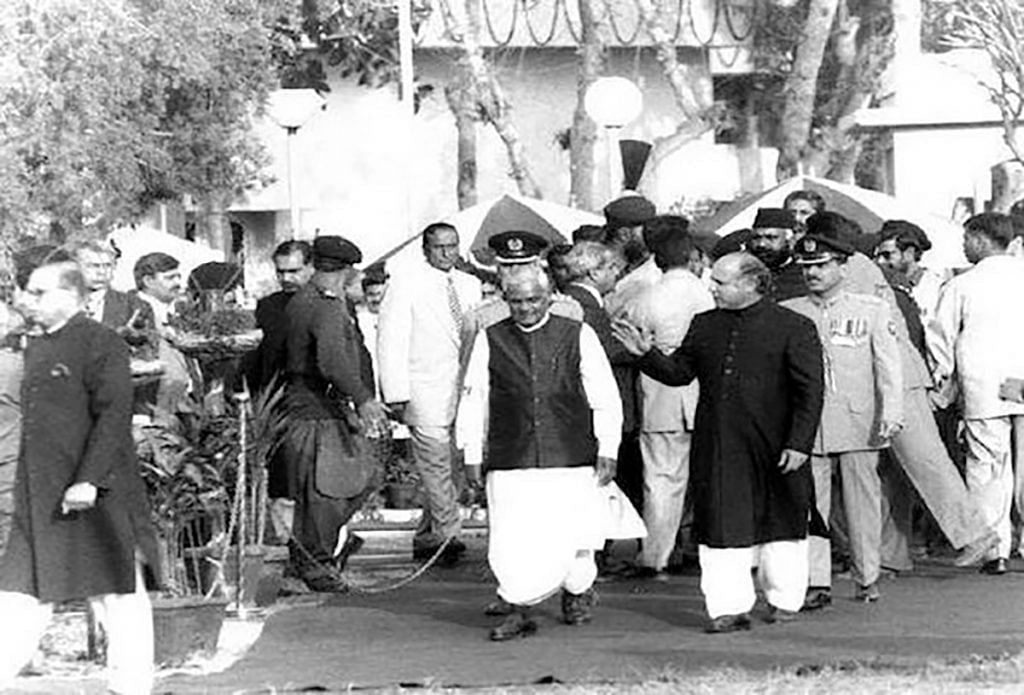 Atal Bihari Vajpayee with Pakistan PM Nawaz Sharif at Wagah Border in 1999 | Twitter/IndiaHistoryPic