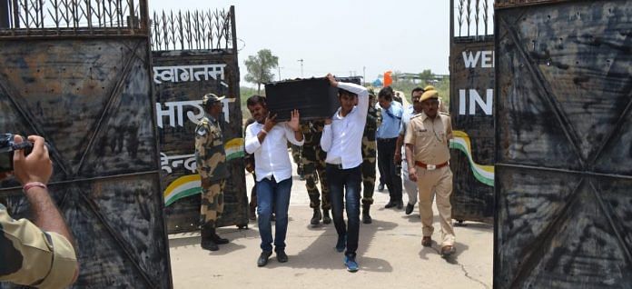 Immigration officials and BSF jawans carrying the body of Reshma across the Munabao-Khokrapar border | Photo by Barmer district administration