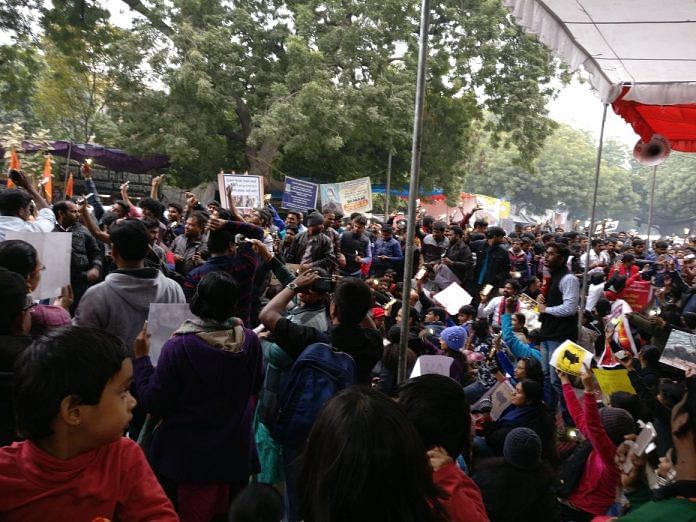 Crowd protesting in front of Jantar Mantar | Commons