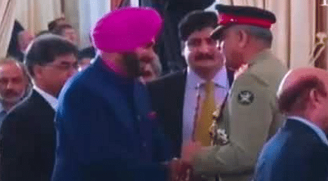 Navjot Singh Sidhu with the Pakistani army chief | Twitter