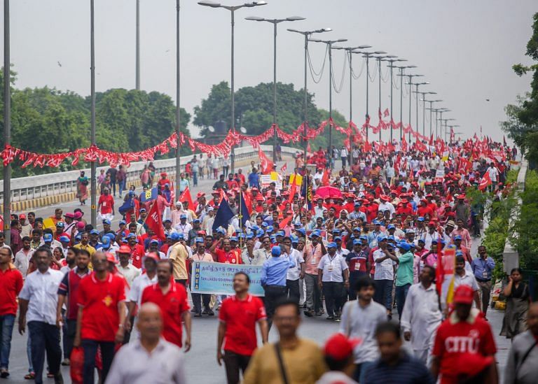 English prime time news misses out on red sea of farmers in Delhi