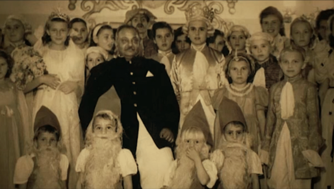 The Maharaja of Jamnagar celebrating Christmas with the survivors