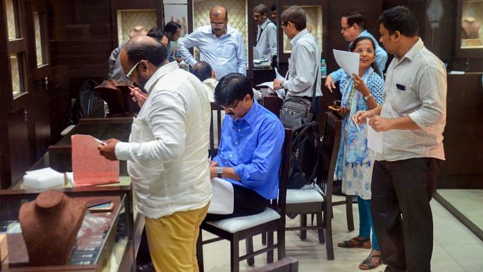 An ED team raiding the Viviana Mall in Thane | PTI photo