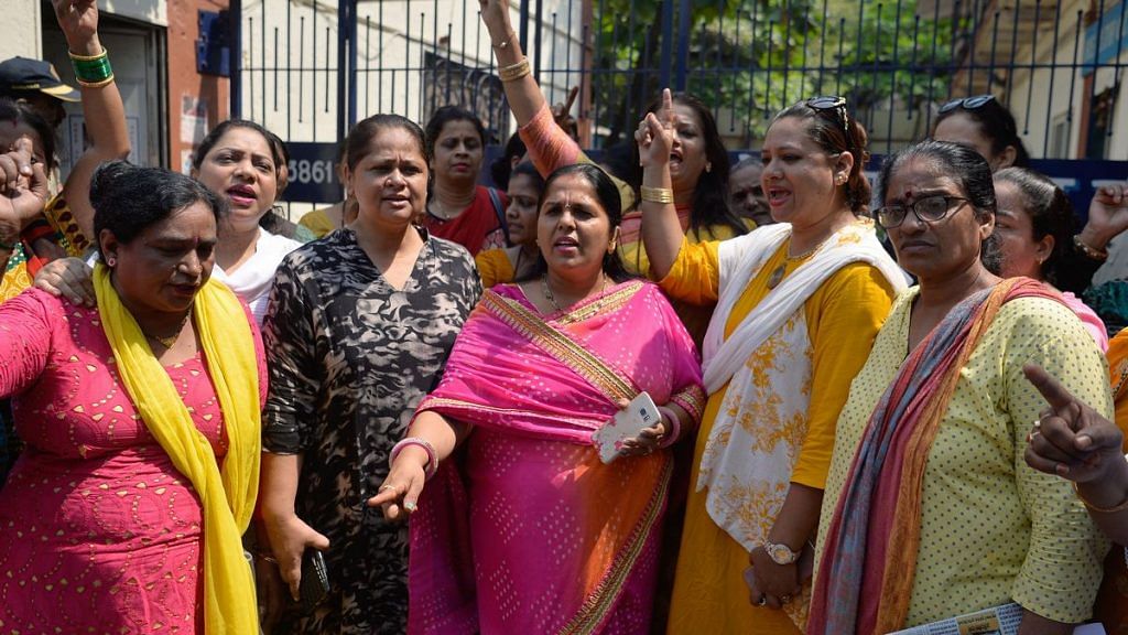 Indian activists shout slogans outside a police station demanding justice for Tanushree Dutta | PUNIT PARANJPE / AFP