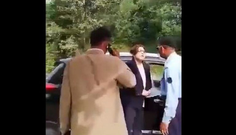 ‘Dekhti hun kiska baap rokta hai,’ Pakistan woman shouts at police