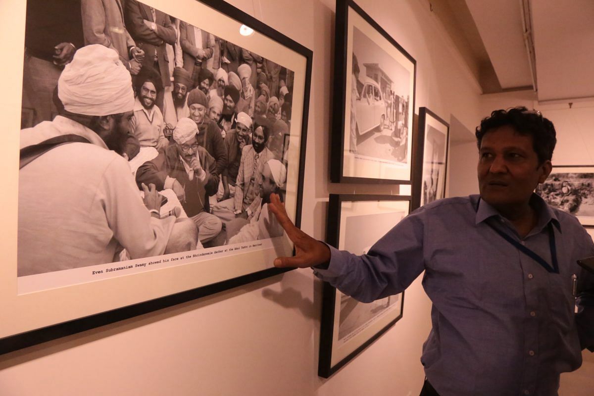 Praveen Jain narrating the backstory behind the Bhindranwale photograph | Manisha Mondal/ThePrint