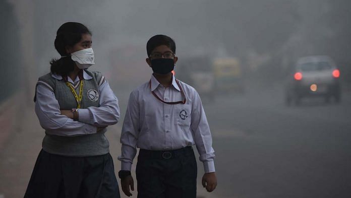 School children leaving for school amid heavy smog in New Delhi | Burhaan Kinu/Hindustan Times via Getty Images