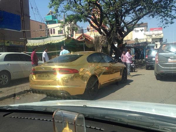Pune’s gold Jaguar spotted on the streets | @MirchiLaddoo/Twitter