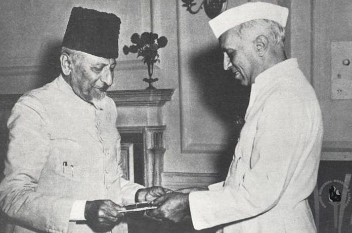 (L) Maulana Abul Kalam Azad with (R) Jawaharlal Nehru