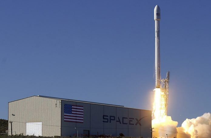 SpaceX's Falcon 9 rocket lift off | CommonSpaceX's Falcon 9 rocket lift off | Common
