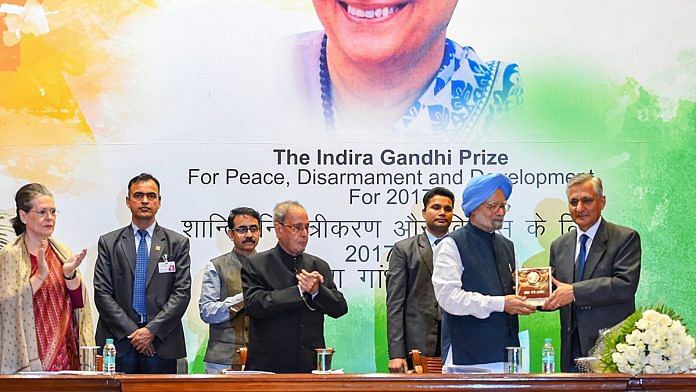 Former chief justice of India TS Thakur presents 'Indira Gandhi Prize for Peace to former prime minister Manmohan Singh in New Delhi | Shahbaz Khan/PTI