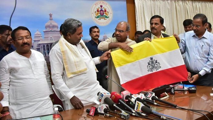 Siddaramaiah unveiling the state flag | Twitter