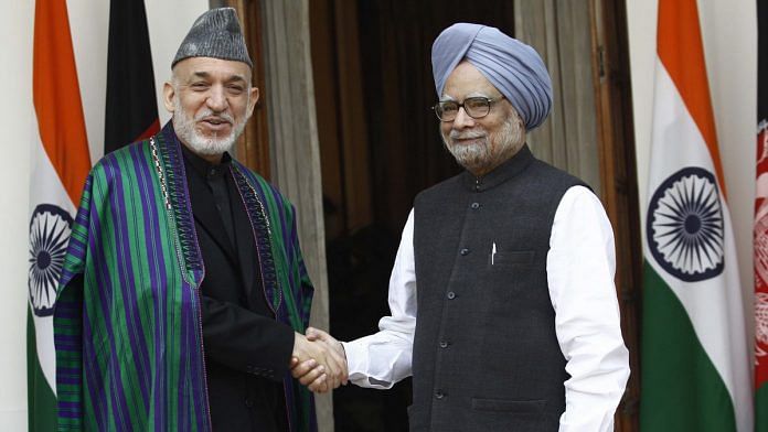 Afghanistan President Hamid Karzai (L) shakes hand with Prime Minister Manmohan Singh | Vipin Kumar / Getty Images