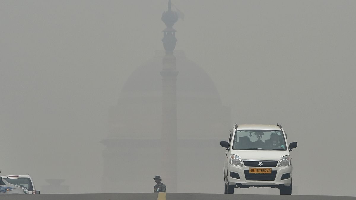 Commuters drive through heavy smog at Rajpath
