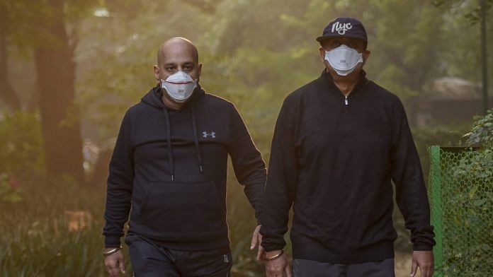 People wearing anti-pollution mask, jogs through smog at Lodhi Garden in New Delhi | Kamal Singh/PTI