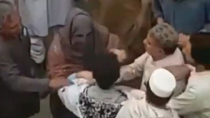 Woman thrashing the man in Peshawar