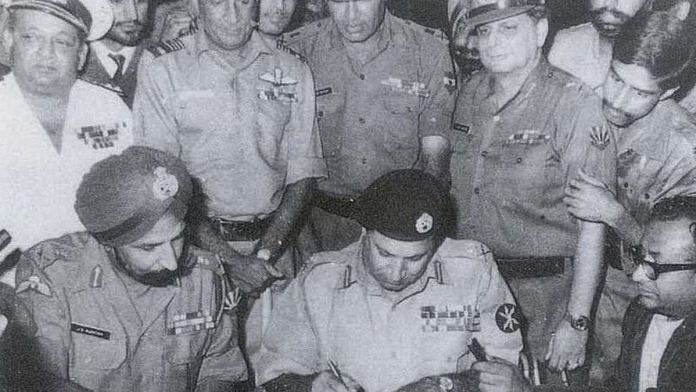 Lt Gen Niazi signing the Instrument of Surrender beside Lt Gen Aurora, Dhaka | Commons