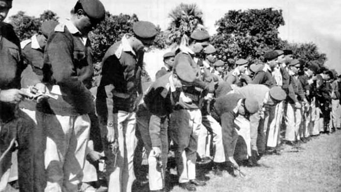 Pakistani troops surrender in 1971 wa