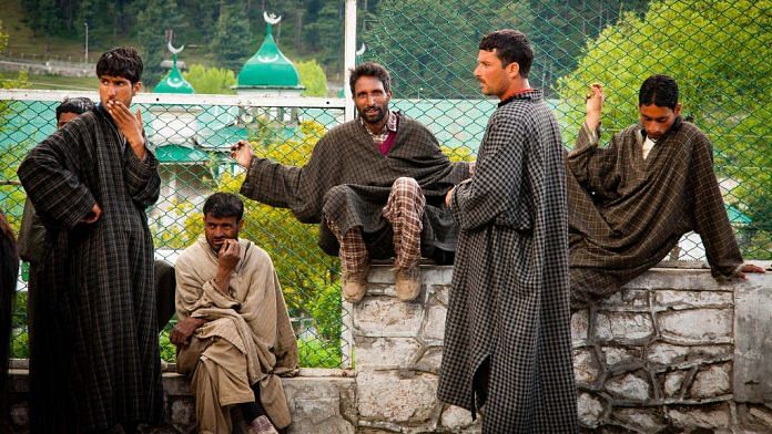 Kashmiri men in pheran