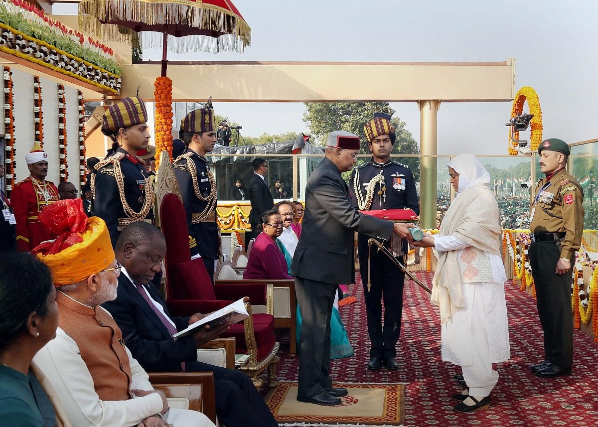  President Ram Nath Kovind presents the gallantry award Ashoka Chakra to Lance Naik Nazir Ahmad Wani's wife Mahajabeen at the 70th Republic Day celebrations | PTI