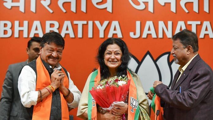 Moushumi Chatterjee (C) being welcomed into the BJP by party leaders Kailash Vijayvargiya and Mukul Roy