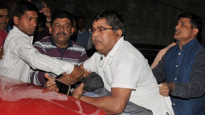 CBI officers, who came to question Kolkata Police chief in connection with the Saradha ponzi scam, were detained by the police in Kolkata | PTI