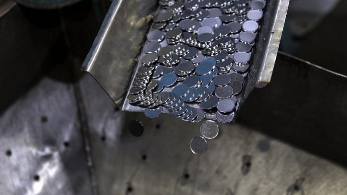 Blank coins drop into a tray at a factory in India (representational image) | Udit Kulshrestha/Bloomberg