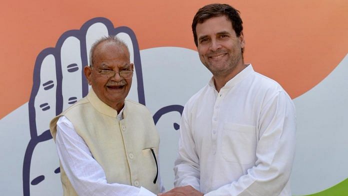 File photo of Sukh Ram with Congress president Rahul Gandhi | @airnewsalerts/Twitter