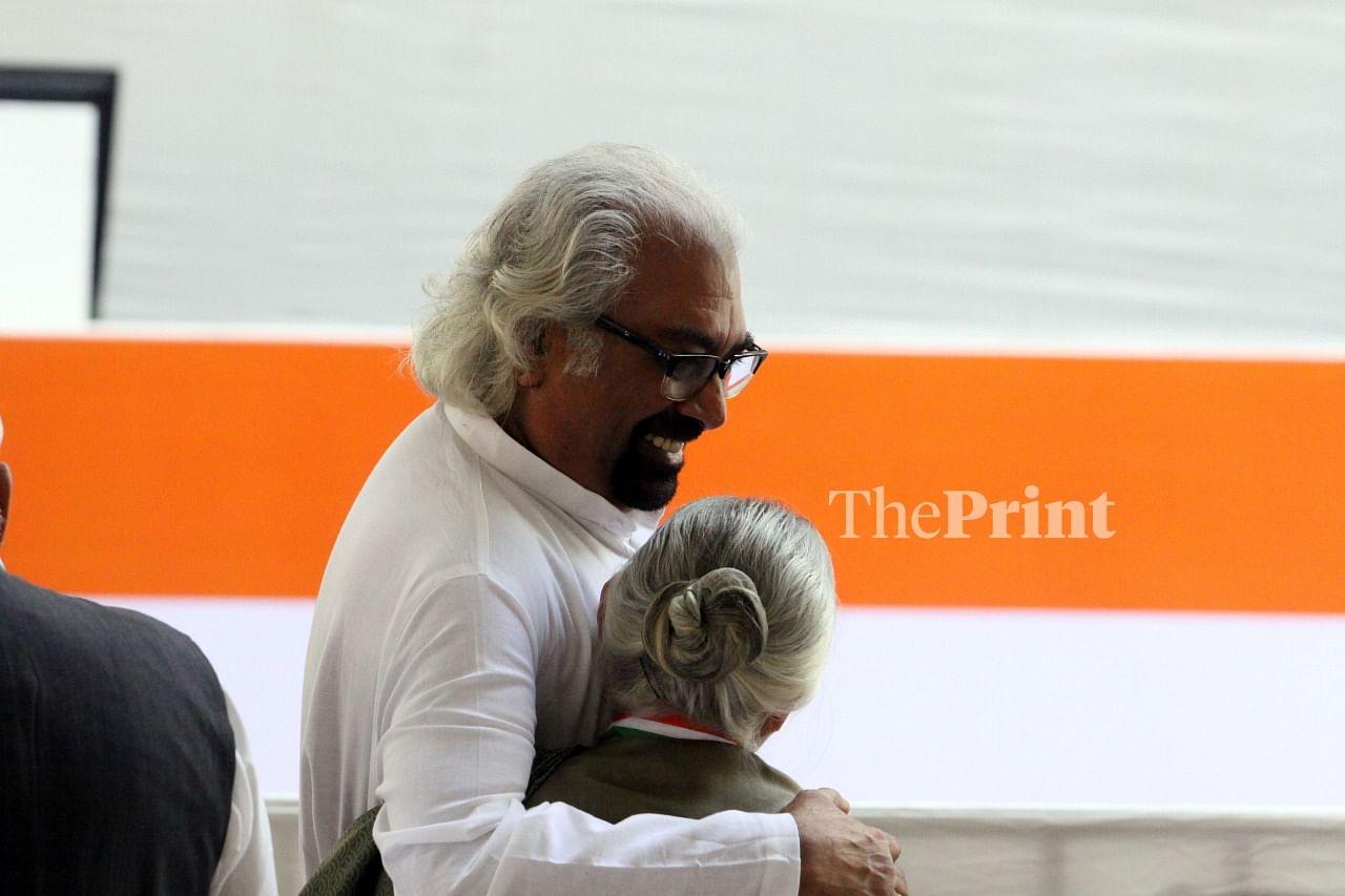 Sam Pitroda, head of the Indian Overseas Congress hugs former Delhi CM Sheila Dikshit at the event | Praveen Jain/ThePrint