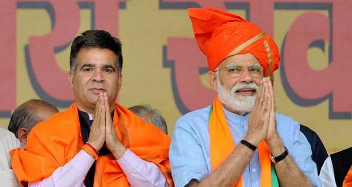 BJP state president Ravinder Raina (L), accused by journalists in Leh of attempting to bribe them